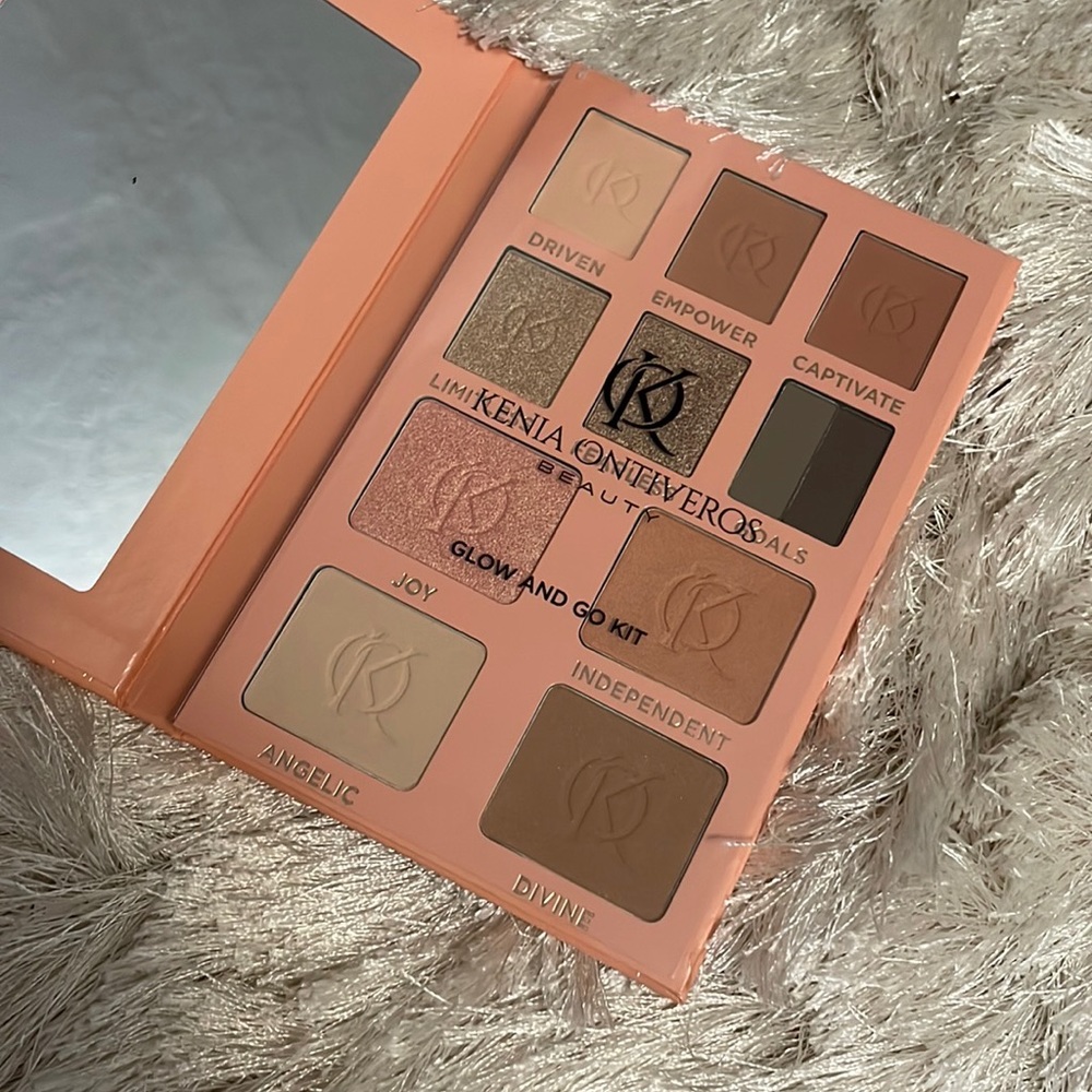 Kenia Ontiveros make up kit